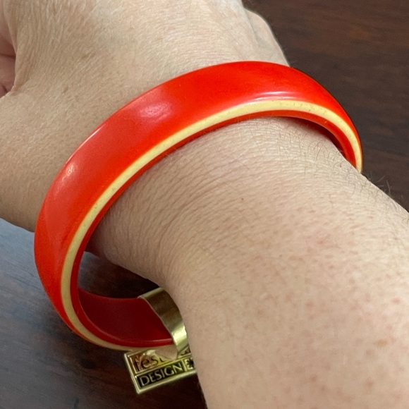 1980s Festival Design red & yellow lucite bangle bracelet - Picture 4 of 6